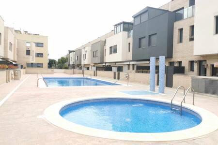 Townhouse With Communal Pool Ideal For Families Cunit
